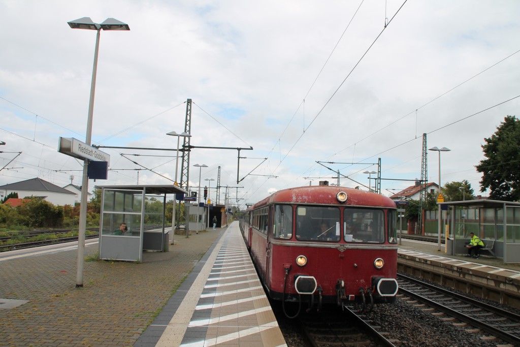 996 677 legt auf der Riedbahn einen Halt in Riedstadt-Goddelau ein, aufgenommen am 19.09.2015.