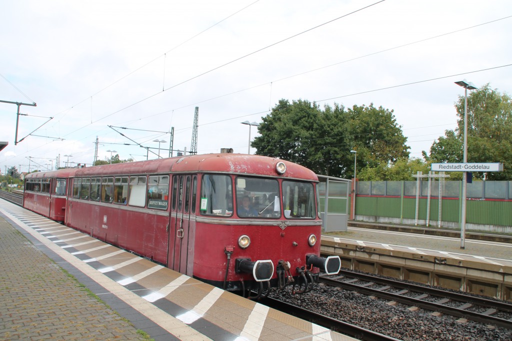 996 677 und 798 829 halten am 19.09.2015 in Riedstadt-Goddelau auf der Riedbahn.