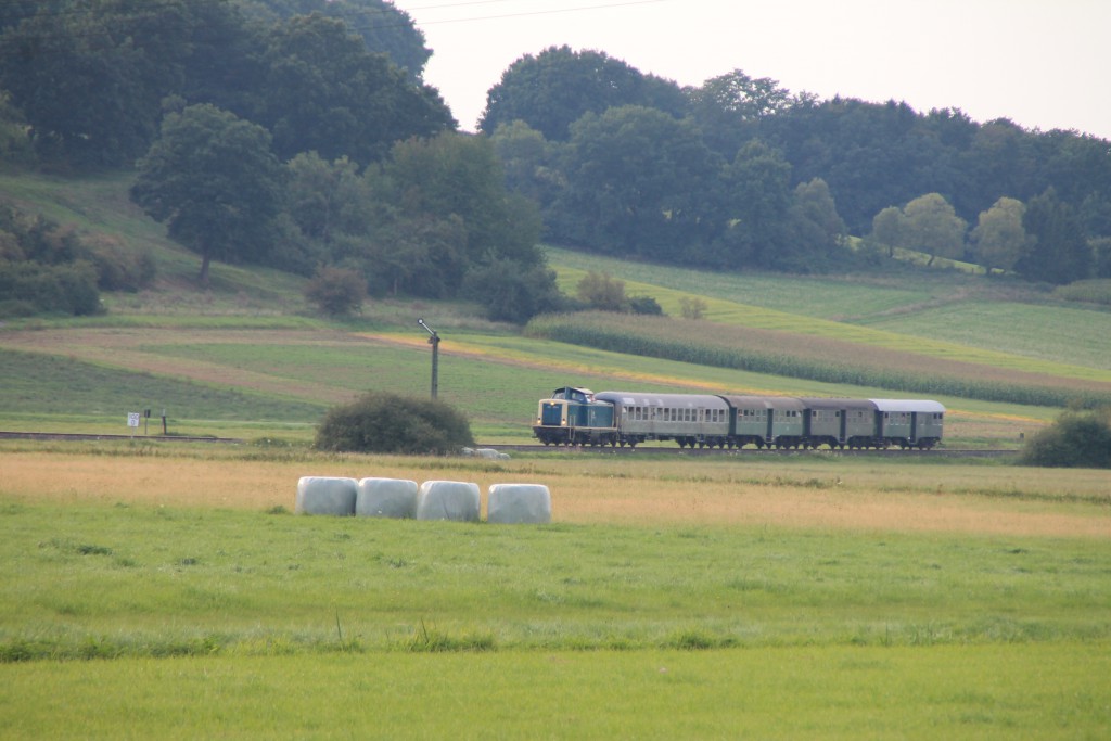 212 376 fährt soeben über die Burgwaldbahn in den Bahnhof Sarnau ein, aufgenommen am 12.09.2015.