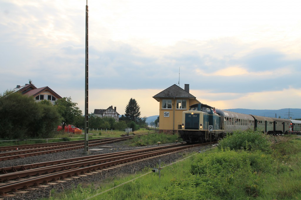 212 376 passiert am 12.09.2015 das Stellwerk Sf im Bahnhof Sarnau, aufgenommen am 12.09.2015.