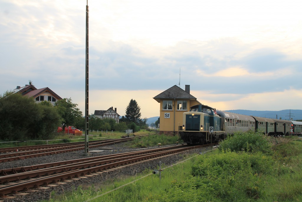 212 376 passiert am 12.09.2015 das Stellwerk Sf im Bahnhof Sarnau, aufgenommen am 12.09.2015.