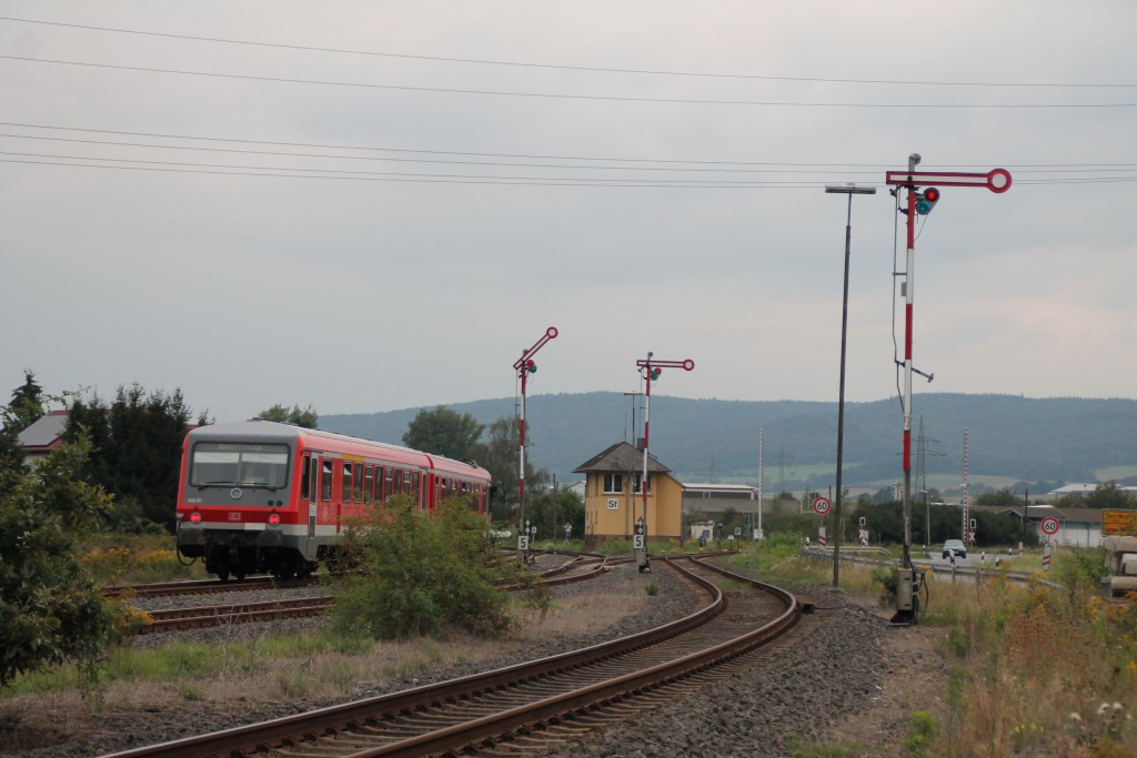 628 311 durchquert den Bahnhof Sarnau am 12.09.2015 über die obere Lahntalbahn in Richtung Erndtebrück.