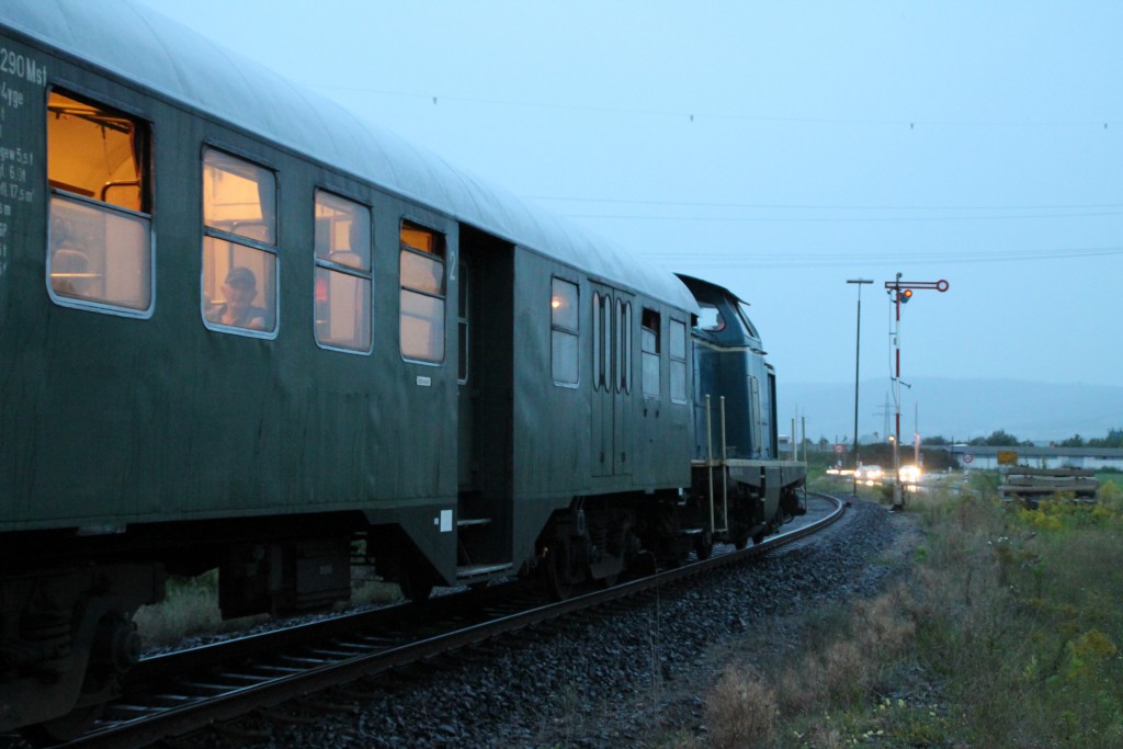 Am Abend des 12.09.2015 wartet 212 376 mit ihrem Sonderzug auf den Gegenzug von Frankenberg im Bahnhof Sarnau.