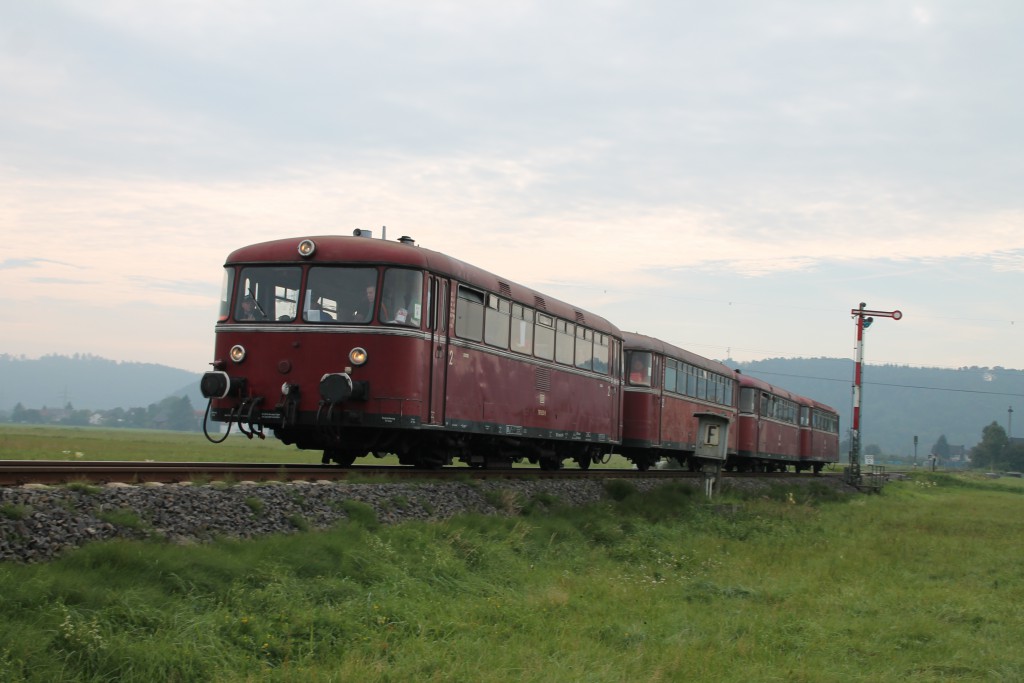 Eine Schienenbusgarnitur der OEF verlässt soeben den Bahnhof Sarnau in Richtung Frankenberg, aufgenommen am 12.09.2015.