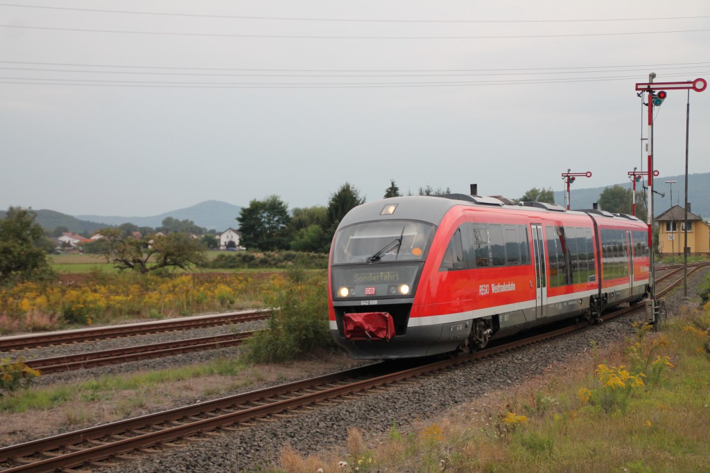 642 198 der Westfrankenbahn wurde am 12.09.2015 von Frankenberg zurück nach Franken überführt, hier durchquert er gerade den Bahnhof Sarnau.