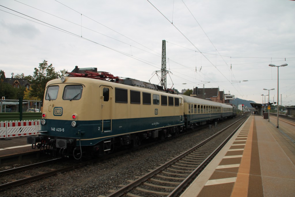 140 423 ist soeben mit ihrem Sonderzug aus Bebra in Bad Hersfeld angekommen, aufgenommen am 26.09.2015.