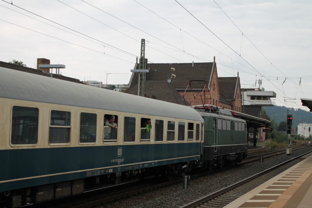 E40 128 des DB-Museum wartet am 26.09.2015 mit ihrem Sonderzug auf Ausfahrt im Bahnhof Bad Hersfeld.