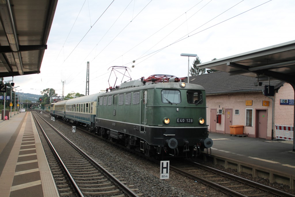 Im Bahnhof Bad Hersfeld wartet am 26.09.2015 E40 128 mit ihrem Sonderzug nach Bebra.