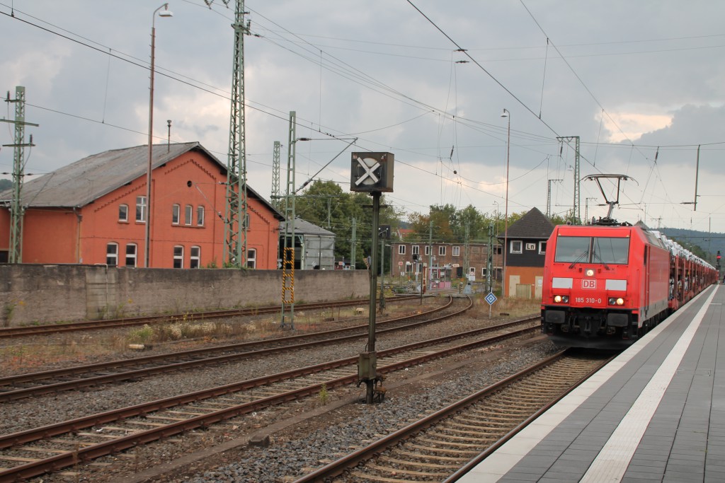 185 310 durchfährt am 29.09.2015 den Bahnhof Bebra mit einem Güterzug.