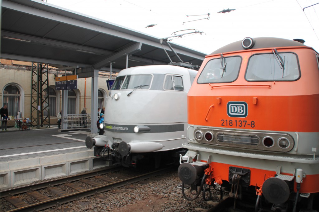 218 137 wurde am 26.09.2015 von 103 222 im Bahnhof Bebra überholt.