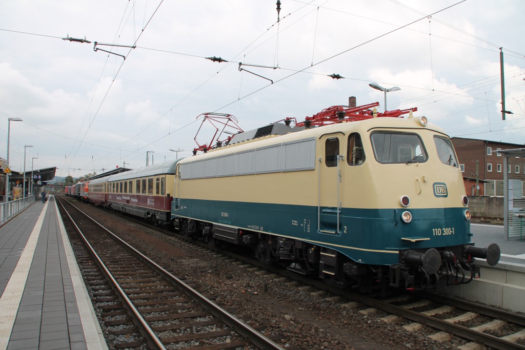 Die vor wenigen Tagen lackierte 110 300 steht, noch ohne DB-Keks, im Bahnhof Bebra zur Ausstellung, aufgenommen am Bahnhofsfest am 26.09.2015.