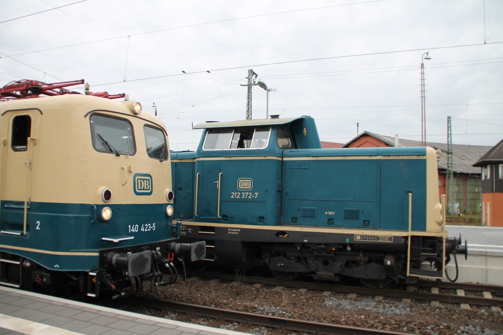 Blau/Beige erstrahlt es am 26.09.2015 in Bebra, 212 372 und 140 423 stehen dort zum Bahnhofsfest.