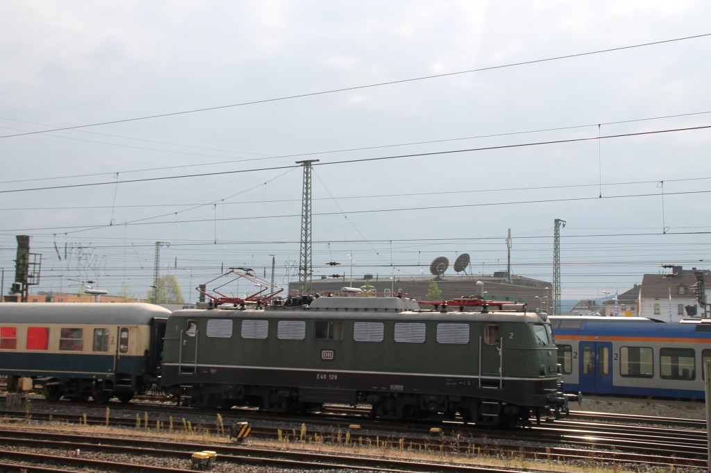 E40 128 mit ihrem Sonderzug im Bahnhof Bebra, aufgenommen am 26.09.2015.