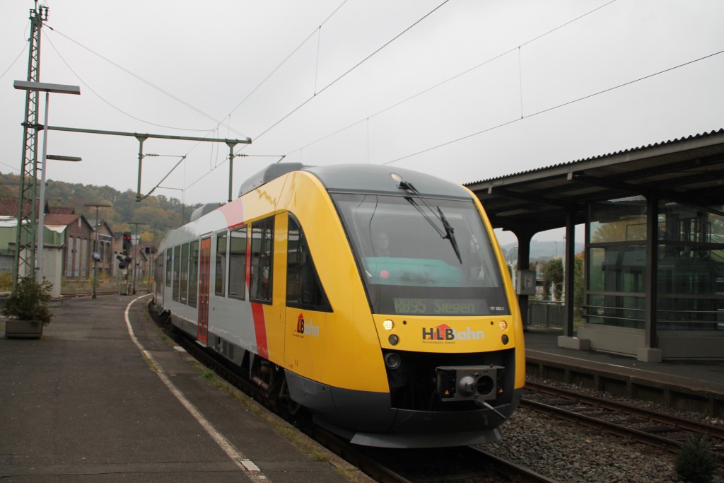 Ein LINT der HLB fährt in den Bahnhof Betzdorf ein, aufgenommen am 25.10.2015.