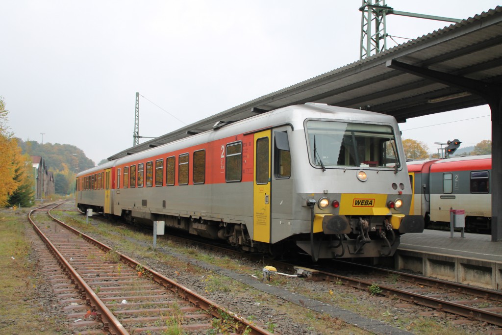 628 051 der Westerwaldbahn steht im Bahnhof Betzdorf zur Abfahrt nach Daten bereit, aufgenommen am 25.10.2015.