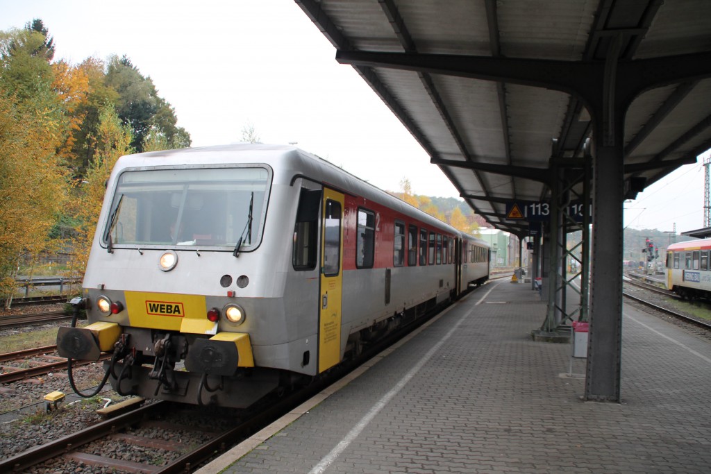 Am Bahnsteig in Betzdorf steht 628 051 der Westerwaldbahn, aufgenommen am 25.10.2015.