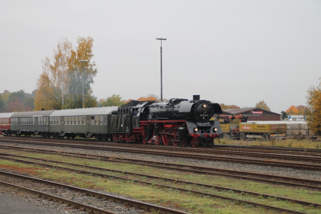 03 1010 fährt mit ihrem Sonderzug in den Bahnhof Frankenberg (Eder) ein, aufgenommen am 24.10.2015.