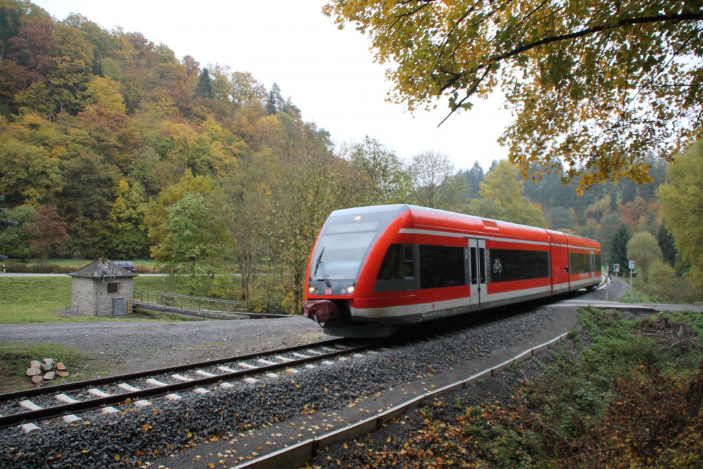 Durch die Wälder bei Herzhausen fährt ein GTW der Kurhessenbahn am 24.10.2015.