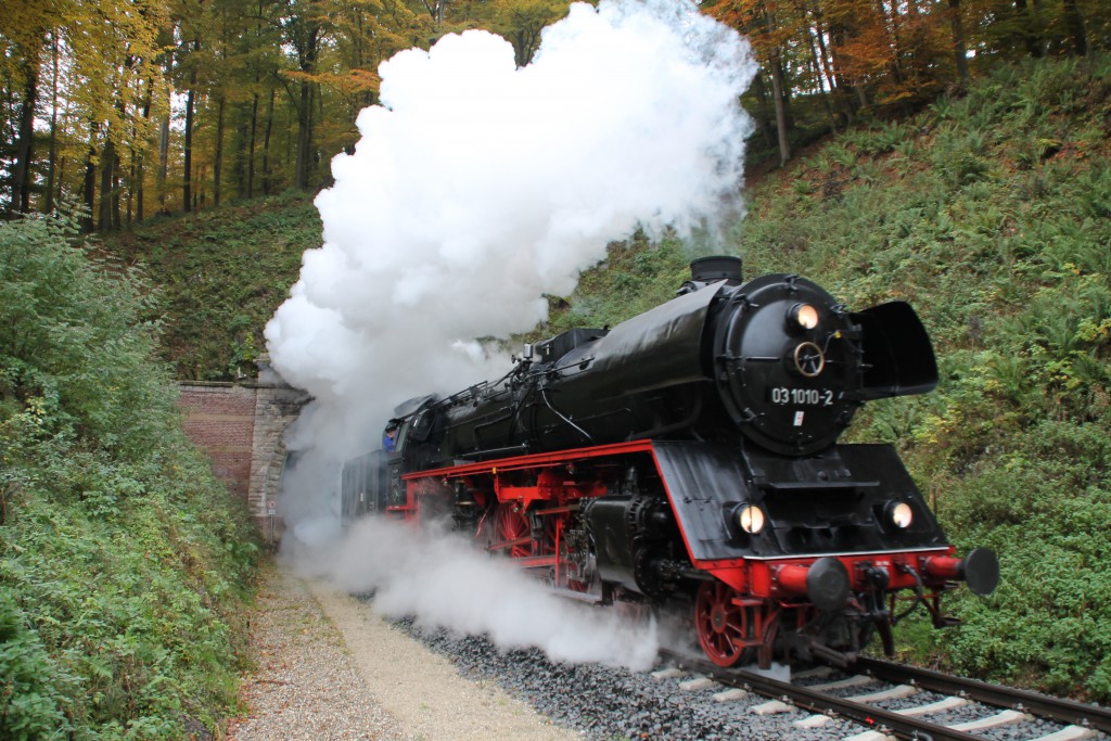 03 1010 verlässt den großen Ittertunnel in Richtung Korbach, aufgenommen am 24.10.2015.