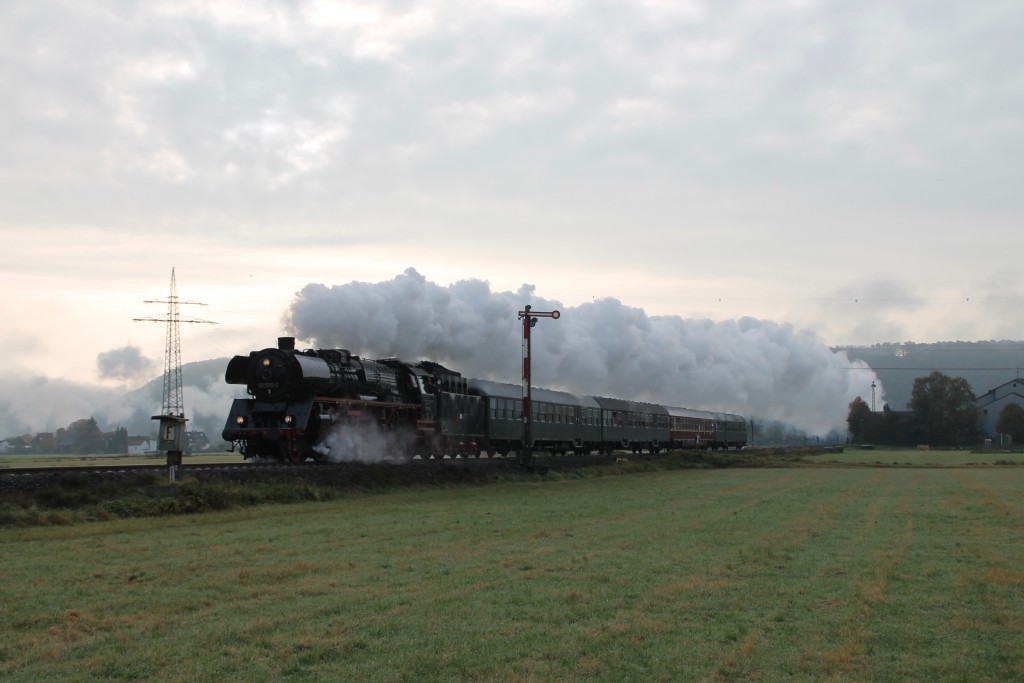 03 1010 passiert soeben das Einfahrsignal von Sarnau auf der Burgwaldbahn, aufgenommen am 24.10.2015.