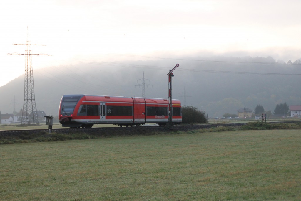 Ein GTW der Kurhessenbahn passiert das Einfahrsignal von Sarnau auf der Burgwaldbahn, aufgenommen am 24.10.2015.