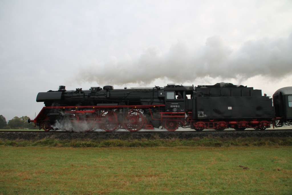 03 1010 in den Feldern bei Sarnau auf der Burgwaldbahn, aufgenommen am 25.10.2015.