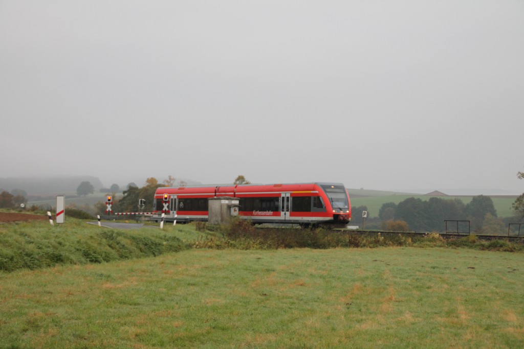 Ein GTW der Kurhessenbahn überquert einen Bahnübergang bei Sarnau, aufgenommen am 14.10.2015.