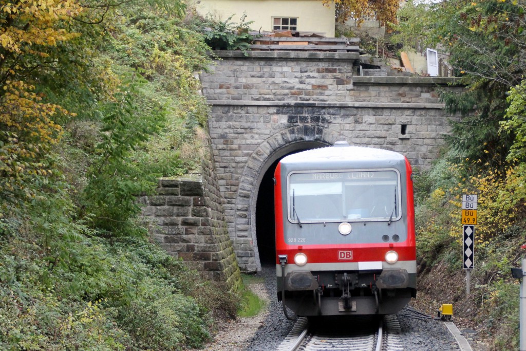 628 226 verlässt den kleinen Ittertunnel auf der Burgwaldbahn bei Thalitter, aufgenommen am 24.10.2015.