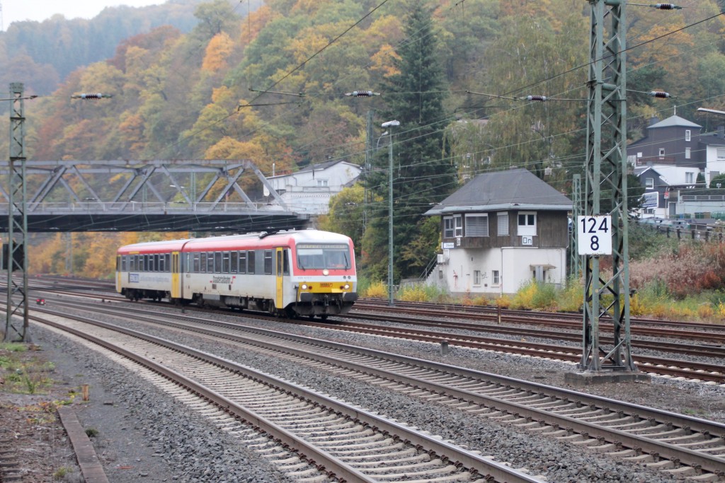 628 677 der Westerwaldbahn fährt in den Bahnhof Dillenburg ein, aufgenommen am 25.10.2015.