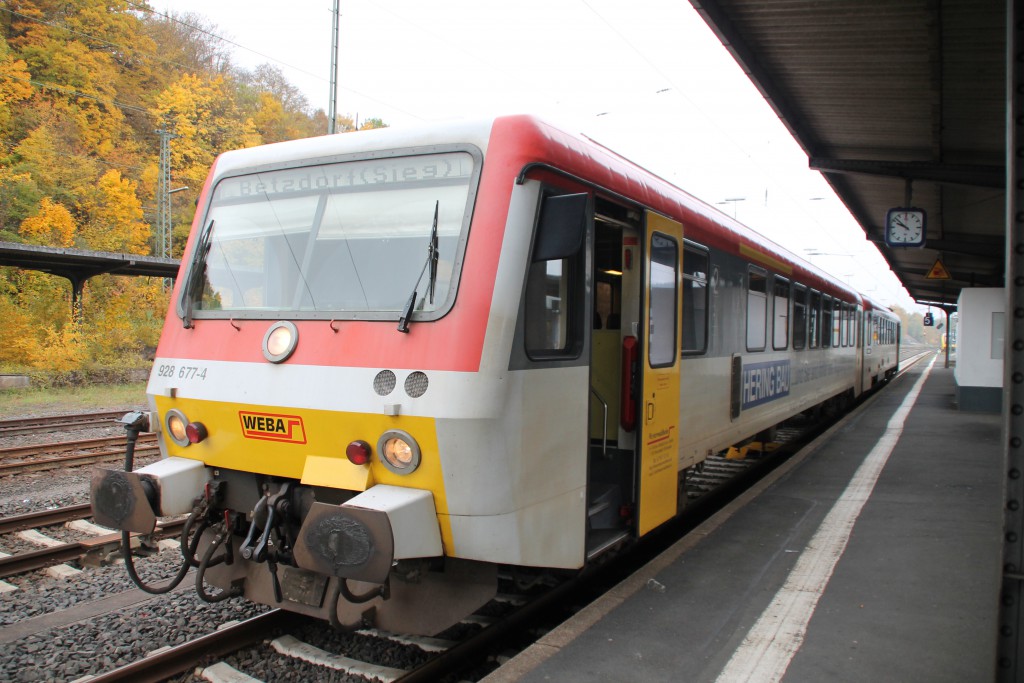 Am Bahnsteig in Dillenburg steht 628 677 der Westerwaldbahn zur Abfahrt nach Betzdorf bereit, aufgenommen am 25.10.2015.