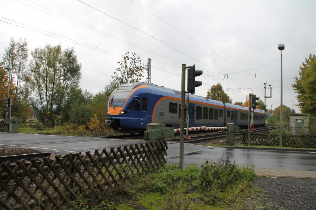 427 001 der CANTUS überquert einen Bahnübergang bei Eschwege-West, aufgenommen am 17.10.2015.