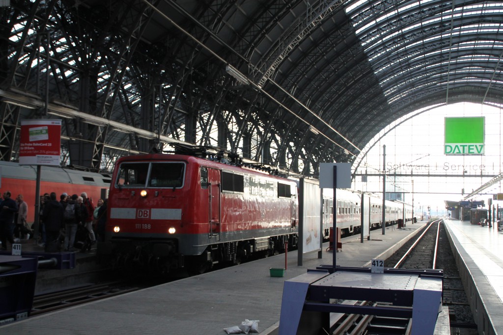 111 188 kam am 04.10.2015 mit ihrem Zug aus n-Wagen im Frankfurter Hauptbahnhof an.