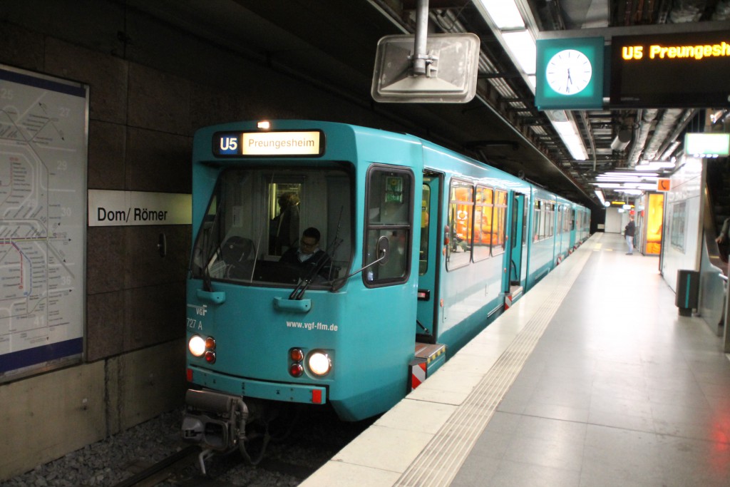 Ein Pbt Wagen der VGF kam als U5 in die Station Dom/Römer, aufgenommen am 04.10.2015.