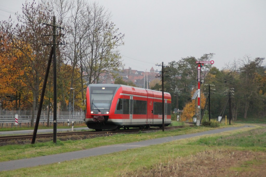 646 208 verlässt den Bahnhof Fritzlar in Richtung Wabern, aufgenommen am 24.10.2015.