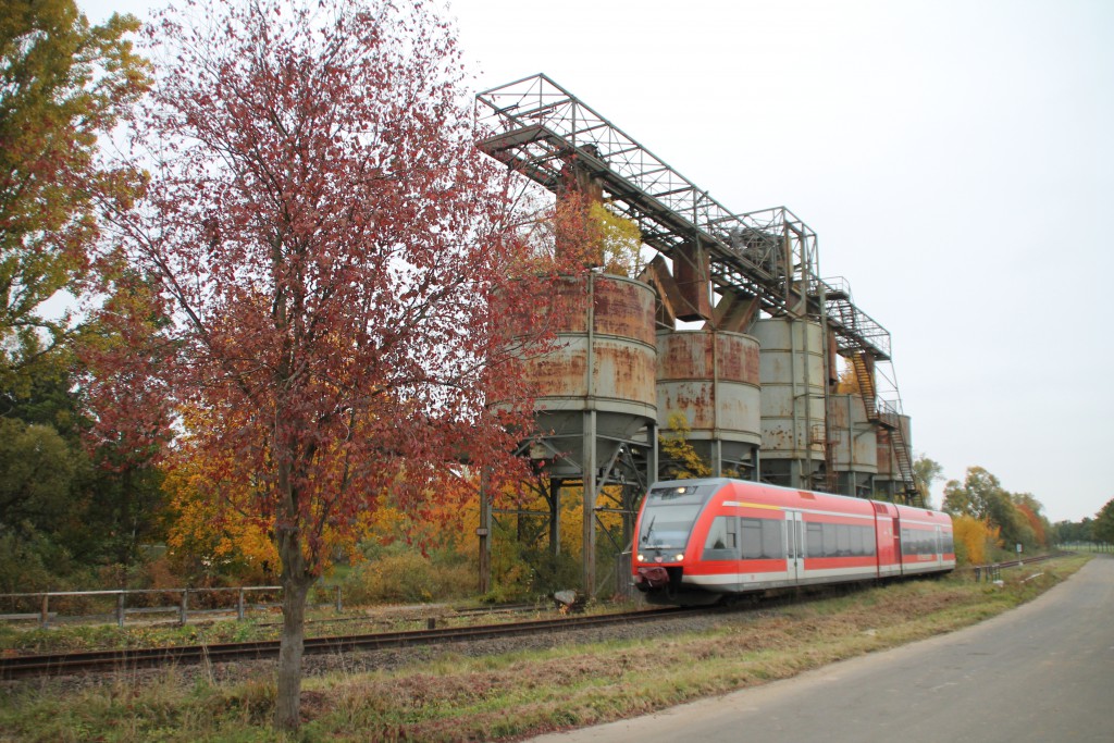 Ein GTW der Kurhessenbahn passiert eine alte Verladestation bei Fritzlar, aufgenommen am 24.10.2015.