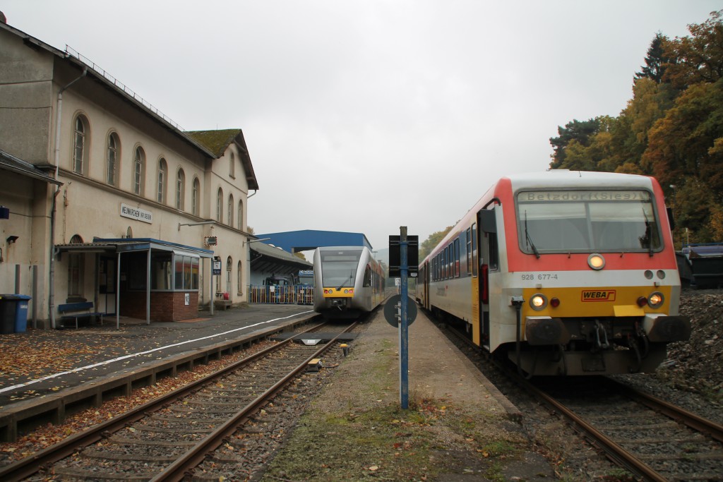 Zugkreuzung in Neunkirchen auf der Hellertalbahn, 628 677 begegnet einem GTW, aufgenommen am 25.10.2015.