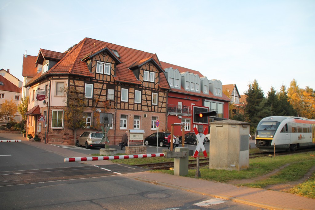 642 406 kurz vor dem Bahnübergang in Blankenbach auf der Kahlgrundbahn, aufgenommen am 31.10.2015.