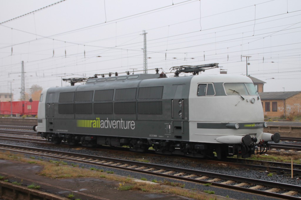 103 222 stand abgerüstet am 27.10.2015 im Kasseler Hauptbahnhof.