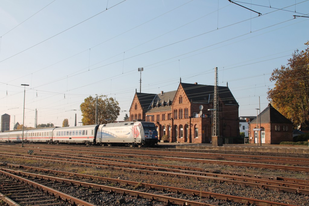 Die Werbelok 101 060 zieht ihren IC durch den Bahnhof Gelnhausen auf der Kinzigtalbahn, aufgenommen am 31.10.2015.