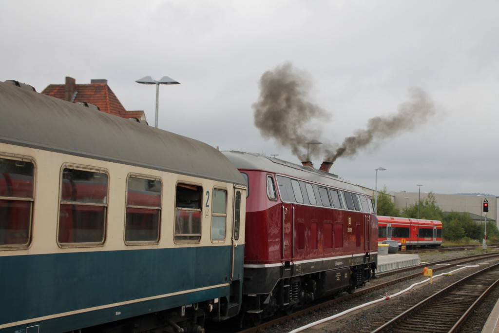 Mit einem V in der Luft startet 215 001 am 13.09.2015 im Bahnhof Korbach.