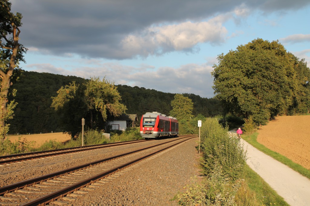 648 206 passiert hinter Aumenau eine Hütte neben der Lahntalbahn, aufgenommen am 27.09.2015.