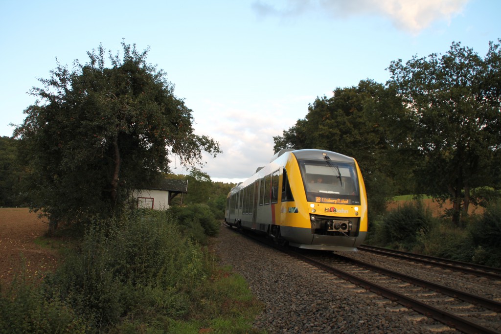 Unweit nach Aumenau steht eine Hütte neben der Lahntalbahn, diese passiert am 27.09.2015 ein LINT der HLB.