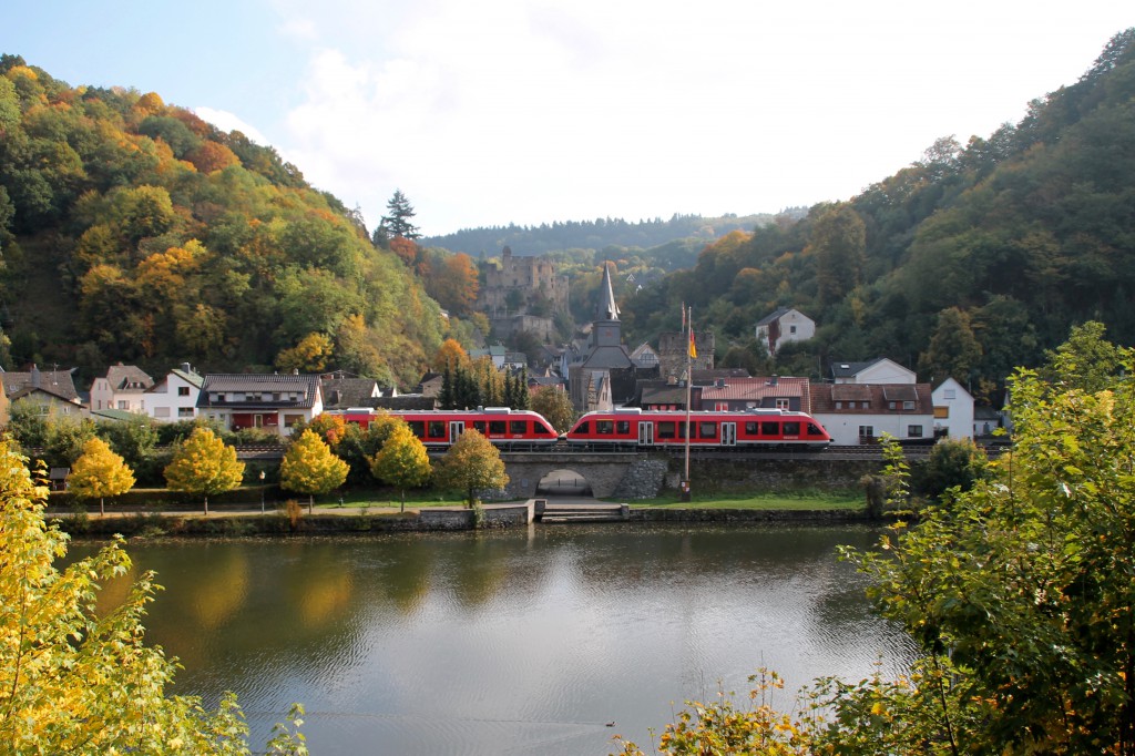 Zwei LINT 27 durchqueren die bekannte Kulisse von Balduinstein auf der Lahntalbahn, aufgenommen am 10.10.2015.