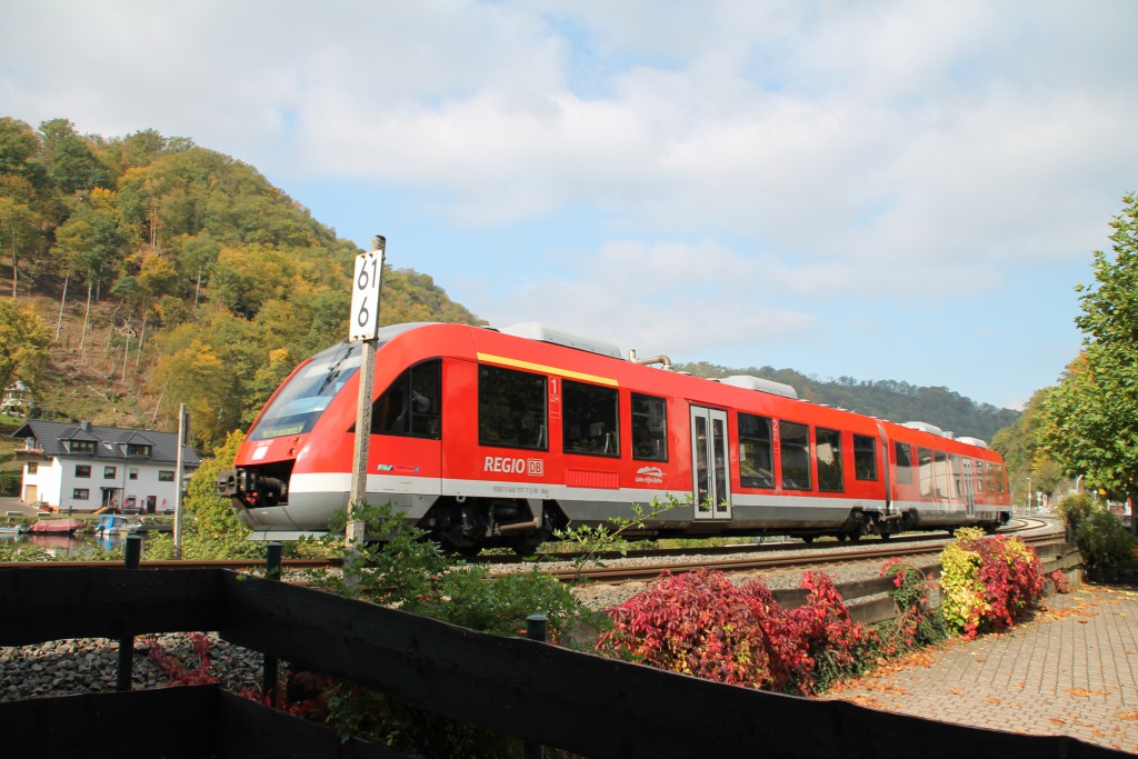 Durch das herbstliche Balduinstein fuhr 648 207 als Regionalexpress nach Koblenz, aufgenommen am 10.10.2015 auf der Lahntalbahn.