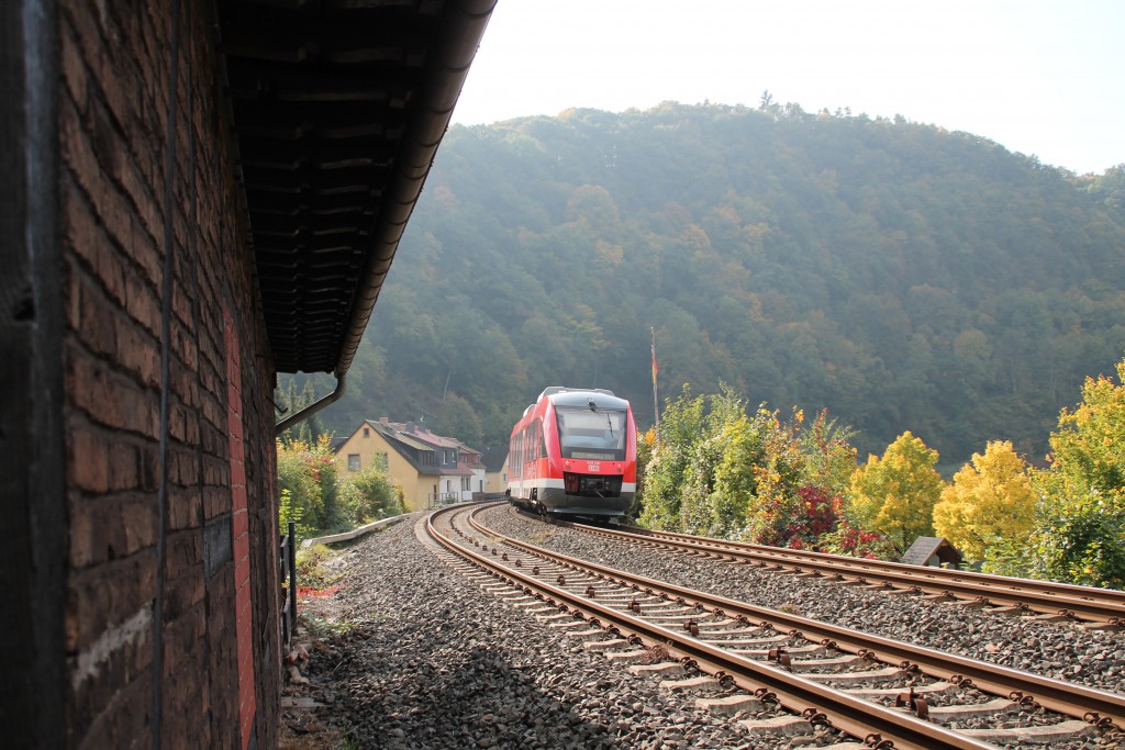 Dieser LINT 41 der DB machte sich am 10.10.2015 auf den Weg nach Koblenz über die Lahntalbahn, aufgenommen in Balduinstein.