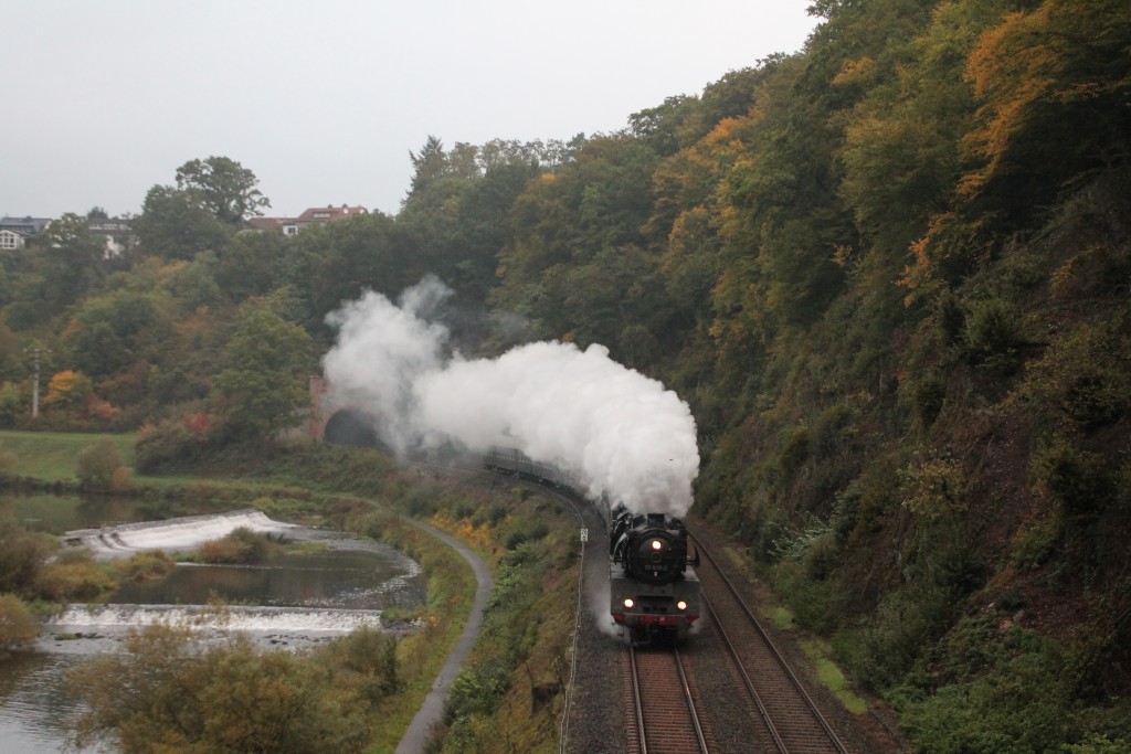 Am frühen Morgen des 10.10.2015 bleib der Dampf der 03 1010 noch hinter dem Kischhofener Tunnel, auf der Lahntalbahn in der Luft stehen, hier fuhr sie mit ihrem Sonderzug der Eisenbahnfreunde Treysa in Richtung Koblenz.