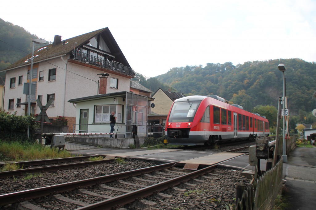 Am 10.10.2015 passiert 648 203 den Schrankenposten in Miellen auf der Lahntalbahn.