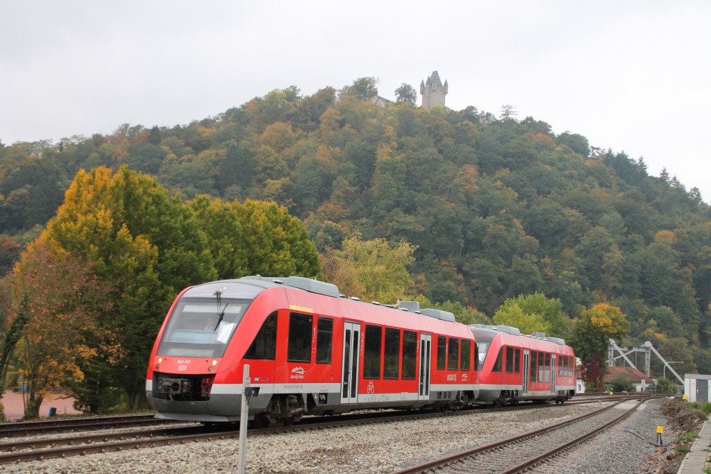 Unterhalb der Burg Nassau fahren zwei LINT 27 der DB als Regionalbahn in den gleichnamigen Bahnhof auf der Lahntalbahn ein, aufgenommen am 10.10.2015.