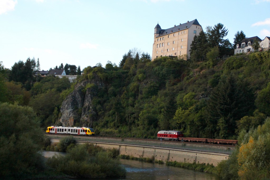 Begegnung in der großen Kurve in Runkel auf der Lahntalbahn zwischen einem LINT der HLB und 215 086 und ihrem Güterzug, aufgenommen am 27.09.2015.