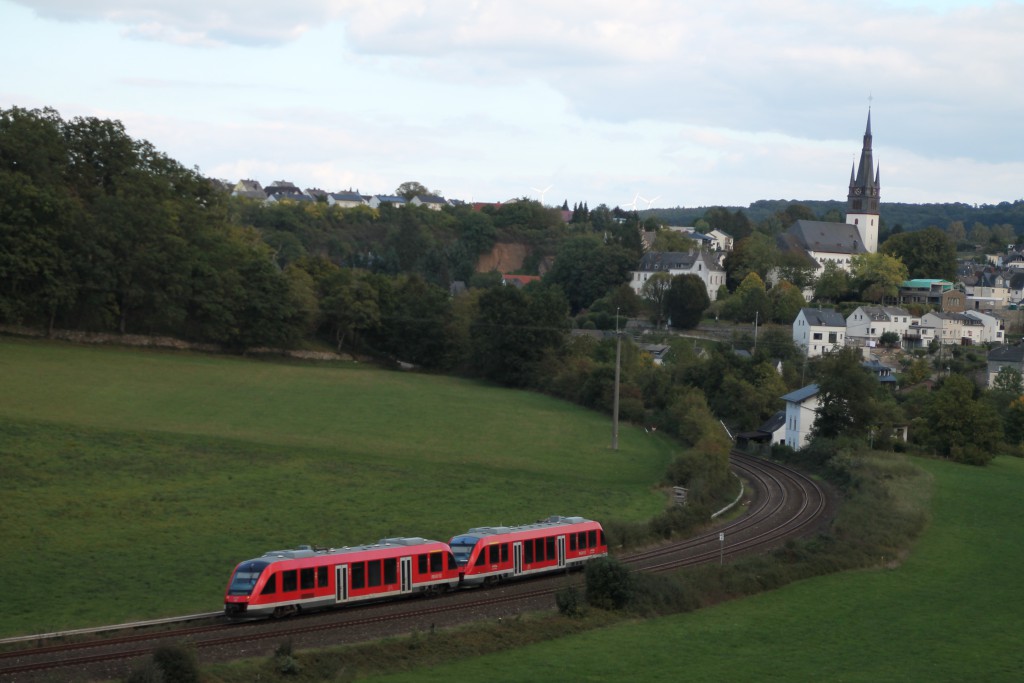 Zwei LINT 27 der DB verlassen Villmar als Regionalexpress in Richtung Koblenz, aufgenommen am 27.09.2015.